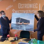 20.12.2021. Ostrowiec Świętokrzyski. Podpisanie umowy na wykonanie autobusów. Na zdjęciu (od lewej): Jarosław Górczyński - prezydent Ostrowca Świętokrzyskiego, Małgorzata Durda- dyrektor ds. sprzedaży w firmie MAN Truck&Bus Polska / Anna Głąb / Radio Kielce