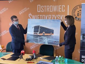 20.12.2021. Ostrowiec Świętokrzyski. Podpisanie umowy na wykonanie autobusów. Na zdjęciu (od lewej): Jarosław Górczyński - prezydent Ostrowca Świętokrzyskiego, Małgorzata Durda- dyrektor ds. sprzedaży w firmie MAN Truck&Bus Polska / Anna Głąb / Radio Kielce