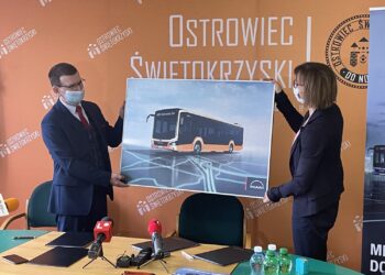 20.12.2021. Ostrowiec Świętokrzyski. Podpisanie umowy na wykonanie autobusów. Na zdjęciu (od lewej): Jarosław Górczyński - prezydent Ostrowca Świętokrzyskiego, Małgorzata Durda- dyrektor ds. sprzedaży w firmie MAN Truck&Bus Polska / Anna Głąb / Radio Kielce