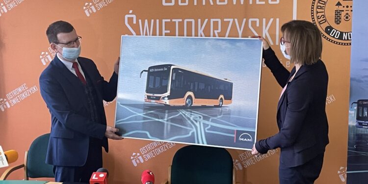 20.12.2021. Ostrowiec Świętokrzyski. Podpisanie umowy na wykonanie autobusów. Na zdjęciu (od lewej): Jarosław Górczyński - prezydent Ostrowca Świętokrzyskiego, Małgorzata Durda- dyrektor ds. sprzedaży w firmie MAN Truck&Bus Polska / Anna Głąb / Radio Kielce