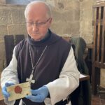 21.12.2021. Wąchock. Kapsuła czasu. Na zdjęciu opat ojciec Eugeniusz Augustyn / Anna Głąb / Radio Kielce