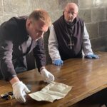 21.12.2021. Wąchock. Kapsuła czasu. Na zdjęciu (od lewej): ks. Michał Krawczyk - diecezjalny konserwator opat ojciec Eugeniusz Augustyn / Anna Głąb / Radio Kielce