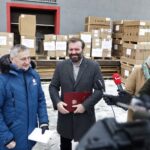 28.12.2021. Kielce. Przekazanie sprzętu do walki z COVID-19 dla Szpitala Powiatowego w Ostrowcu Świętokrzyskim. Na zdjęciu (od lewej): Zbigniew Koniusz - wojewoda świętokrzyski i Tomasz Kopiec - dyrektor szpitala w Ostrowcu Świętokrzyskim / Jarosław Kubalski / Radio Kielce