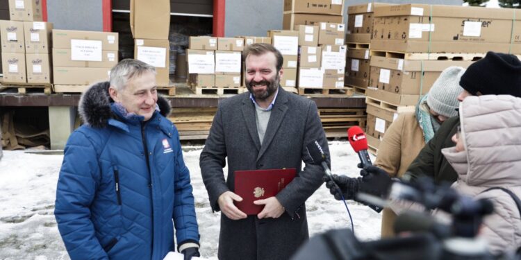 28.12.2021. Kielce. Przekazanie sprzętu do walki z COVID-19 dla Szpitala Powiatowego w Ostrowcu Świętokrzyskim. Na zdjęciu (od lewej): Zbigniew Koniusz - wojewoda świętokrzyski i Tomasz Kopiec - dyrektor szpitala w Ostrowcu Świętokrzyskim / Jarosław Kubalski / Radio Kielce