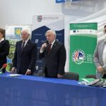 30.12.2021. Bałtów. Podpisanie umów na dofinansowanie budowy świetlic wiejskich z PROW. Na zdjęciu 9od lewej): radna Magdalena Zieleń, Marek Jońca - wicemarszałek województwa świętokrzyskiego, Andrzej Bętkowski - marszałek województwa świętokrzyskiego, Łukasz Skórski - dyrektor biura PROW / Anna Głąb / Radio Kielce