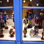 28.12.2021. Kielce. Wystawa zabawek w witrynach Muzeum Zabawek i Zabawy / Jarosław Kubalski / Radio Kielce