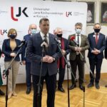 06.12.2021. Kielce. Przekazanie symbolicznych czeków z ministerstwa dla UJK. Na zdjęciu (od lewej): Agata Wojtyszek - posłanka PiS, Anna Krupka - wiceminister sportu, prof. dr hab. Stanisław Głuszek - rektor UJK, Przemysław Czarnek - minister edukacji i nauki, Krzysztof Lipiec - prezes świętokrzyskich struktur PiS, Krzysztof Słoń - senator PiS, Zbigniew Koniusz - wojewoda świętokrzyski i Andrzej Bętkowski - marszałek województwa świętokrzyskiego / Jarosław Kubalski / Radio Kielce