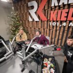 13.12.2021. Kielce. Finał pierwszego dnia akcji "Choinka pod choinkę": Na zdjęciu (od lewej): Talant Dujszebajew - trener Łomży Vive Kielce, Alex Dujszebajew - zawodnik Łomży Vive Kielce, Paweł Solarz - Radio Kielce, Dani Dujszebajew - zawodnik Łomży Vive Kielce / Jarosław Kubalski / Radio Kielce