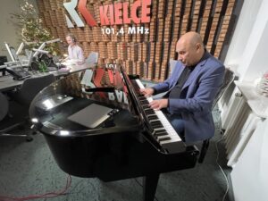 Radio Kielce. 17.12.2021. Recital Włodka Pawlika na żywo w Radiu Kielce / Jarosław Kubalski / Radio Kielce