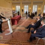 20.12.2021. Warszawa.  Podpisanie aneksu do umowy zmieniającej współorganizatora Muzeum Historyczno-Archeologiczne w Ostrowcu Świętokrzyskim. Na zdjęciu (po lewej): Piotr Gliński - minister kultury i dziedzictwa narodowego; po prawej: Piotr Wawrzyk - wiceminister spraw zagranicznych, Jarosław Rusiecki - senator PiS, Andrzej Kryj - poseł PiS i Marek Kwitek - poseł PiS / Jarosław Kubalski / Radio Kielce