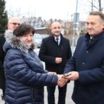 28.12.2021. Chmielnik. Przekazanie karetki dla Szpitala Powiatowego w Chmielniku. Na zdjęciu (od lewej): Stefan Bąk - członek zarządu powiatu w Kielcach, Jolanta Rybczyk - dyrektor szpitala w Chmielniku, Mariusz Ściana - członek zarządu powiatu w Kielcach i Mirosław Gębski - starosta kielecki / Paweł Milewicz / Starostwo Powiatowe w Kielcach