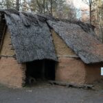 13.11.2021. Sudół. Muzeum Archeologiczne i Rezerwat „Krzemionki”. Rekonstrukcja pradziejowej osady / Robert Felczak / Radio Kielce