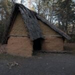 13.11.2021. Sudół. Muzeum Archeologiczne i Rezerwat „Krzemionki”. Rekonstrukcja pradziejowej osady / Robert Felczak / Radio Kielce