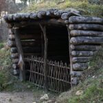 13.11.2021. Sudół. Muzeum Archeologiczne i Rezerwat „Krzemionki”. Rekonstrukcja pradziejowej osady / Robert Felczak / Radio Kielce