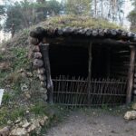 13.11.2021. Sudół. Muzeum Archeologiczne i Rezerwat „Krzemionki”. Rekonstrukcja pradziejowej osady / Robert Felczak / Radio Kielce