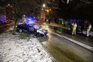 27.12.2021. Kielce ul. Żeromskiego. Pożar samochodu / Jarosław Kubalski / Radio Kielce