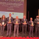 09.12.2021. Kielce. Gala ogłoszenia rankingu gmin. Na zdjęciu (od lewej): Cezary Trutkowski - prezes zarządu Fundacji Rozwoju Demokracji Lokalnej, Agnieszka Migoń - dyrektor kieleckiego ośrodka Fundacji Rozwoju Demokracji Lokalnej, Sebastian Nowaczkiewicz - wójt Nowin, Marian Buras - burmistrz Morawicy, Tadeusz Tkaczyk - wójt Strawczyna, Damian Sławski - wójt Miedzianej Góry, Adam Pałys - wójt Solca-Zdroju, Andrzej Bętkowski – marszałek województwa świętokrzyskiego / Michał Kita / Radio Kielce