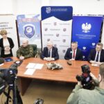 28.12.2021. Kielce. Podpisanie porozumienia o wspólnej organizacji uroczystości. Na zdjęciu (od lewej): Dorota Koczwańska-Kalita - naczelnik kieleckiej delegatury IPN, mjr Arkadiusz Radziński - p.o. komendanta Garnizonu Kielce, Andrzej Bętkowski - marszałek województwa świętokrzyskiego, Zbigniew Koniusz - wojewoda świętokrzyski i Bogdan Wenta - prezydent Kielc / Jarosław Kubalski / Radio Kielce