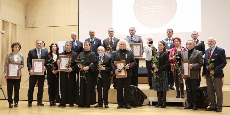 20.12.2021. Kielce. Wręczenie Odznaki Honorowej Województwa Świętokrzyskiego / Wiktor Taszłow / Radio Kielce