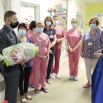 16.12.2021. Kielce. Przekazanie ozdób świątecznych i zabawek dla pacjentów Świętokrzyskiego Centrum Pediatrii / Wiktor Taszłow / Radio Kielce