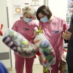 16.12.2021. Kielce. Przekazanie ozdób świątecznych i zabawek dla pacjentów Świętokrzyskiego Centrum Pediatrii / Wiktor Taszłow / Radio Kielce