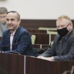 16.12.2021. Kielce. Sesja rady miasta. Na zdjęciu (od lewej): Piotr Kisiel i Wiesław Koza - radni Rady Miasta Kielce / Wiktor Taszłow / Radio Kielce