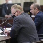 16.12.2021. Kielce. Sesja rady miasta. Na zdjęciu (od lewej): Wiesław Koza i Piotr Kisiel - radni Rady Miasta Kielce / Wiktor Taszłow / Radio Kielce