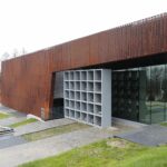 Odkryli i badali dymarki. Teraz upamiętni ich rzeźba