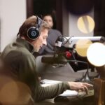 16.12.2021. Kielce. Finał czwartego dnia akcji "Choinka pod choinkę". Na zdjęciu: Paweł Solarz - Radio Kielce / Wiktor Taszłow / Radio Kielce