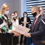 21.12.2021. Kielce. Rozstrzygnięcie konkursu na spot filmowy #Szczepimy się. Na zdjęciu (od lewej): Joanna Błońska - wiceprzewodnicząca zarządu Polskiego Stowarzyszenia Osób Niepełnosprawnych Intelektualnie koło w Kielcach, Zbigniew Koniusz - wojewoda świętokrzyski / Wiktor Taszłow / Radio Kielce