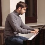 16.12.2021. Kielce. Finał czwartego dnia akcji "Choinka pod choinkę". Na zdjęciu: Kamil Pacholec - finalista konkursu chopinowskiego / Wiktor Taszłow / Radio Kielce