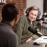 16.12.2021. Kielce. Finał czwartego dnia akcji "Choinka pod choinkę". Na zdjęciu (od lewej): Kamil Pacholec - finalista konkursu chopinowskiego i Paweł Solarz - Radio Kielce / Wiktor Taszłow / Radio Kielce