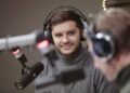 16.12.2021. Kielce. Finał czwartego dnia akcji "Choinka pod choinkę". Na zdjęciu: Kamil Pacholec - finalista konkursu chopinowskiego i Paweł Solarz - Radio Kielce / Wiktor Taszłow / Radio Kielce
