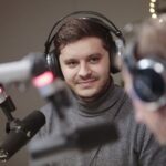 16.12.2021. Kielce. Finał czwartego dnia akcji "Choinka pod choinkę". Na zdjęciu: Kamil Pacholec - finalista konkursu chopinowskiego i Paweł Solarz - Radio Kielce / Wiktor Taszłow / Radio Kielce