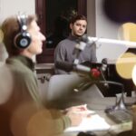 16.12.2021. Kielce. Finał czwartego dnia akcji "Choinka pod choinkę". Na zdjęciu (od lewej): Paweł Solarz - Radio Kielce i Kamil Pacholec - finalista konkursu chopinowskiego / Wiktor Taszłow / Radio Kielce