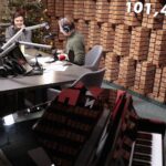 16.12.2021. Kielce. Finał czwartego dnia akcji "Choinka pod choinkę". Na zdjęciu (od lewej): Kamil Pacholec - finalista konkursu chopinowskiego i Paweł Solarz - Radio Kielce / Wiktor Taszłow / Radio Kielce