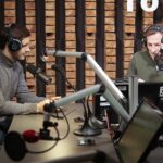 16.12.2021. Kielce. Finał czwartego dnia akcji "Choinka pod choinkę". Na zdjęciu (od lewej): Kamil Pacholec - finalista konkursu chopinowskiego i Paweł Solarz - Radio Kielce / Wiktor Taszłow / Radio Kielce