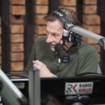 16.12.2021. Kielce. Finał czwartego dnia akcji "Choinka pod choinkę". Na zdjęciu: Paweł Solarz - Radio Kielce / Wiktor Taszłow / Radio Kielce