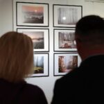 16.12.2021. Kielce, OMPiO. Wystawa z cyklu: „To tu. Moje Świętokrzyskie” / Wiktor Taszłow / Radio Kielce