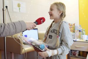 20.12.2021. Kielce. Fundacja Dr Clown odwiedza dzieci przebywające w szpitalu na Czarnowie / Wiktor Taszłow / Radio Kielce