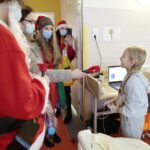 20.12.2021. Kielce. Fundacja Dr Clown odwiedza dzieci przebywające w szpitalu na Czarnowie / Wiktor Taszłow / Radio Kielce