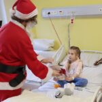 20.12.2021. Kielce. Fundacja Dr Clown odwiedza dzieci przebywające w szpitalu na Czarnowie / Wiktor Taszłow / Radio Kielce