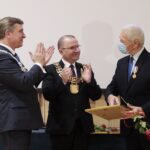 20.12.2021. Kielce. Wręczenie Odznaki Honorowej Województwa Świętokrzyskiego. Na zdjęciu (od lewej): Andrzej Pruś - przewodniczący Sejmiku Województwa Świętokrzyskiego, Marek Bogusławski - wicemarszałek województwa świętokrzyskiego, Mieczysław Sas / Wiktor Taszłow / Radio Kielce