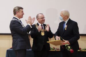 20.12.2021. Kielce. Wręczenie Odznaki Honorowej Województwa Świętokrzyskiego. Na zdjęciu (od lewej): Andrzej Pruś - przewodniczący Sejmiku Województwa Świętokrzyskiego, Marek Bogusławski - wicemarszałek województwa świętokrzyskiego, Mieczysław Sas / Wiktor Taszłow / Radio Kielce