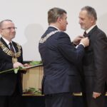 20.12.2021. Kielce. Wręczenie Odznaki Honorowej Województwa Świętokrzyskiego. Na zdjęciu (od lewej): Marek Bogusławski - wicemarszałek województwa świętokrzyskiego, Andrzej Pruś - przewodniczący Sejmiku Województwa Świętokrzyskiego, Wojciech Pasek / Wiktor Taszłow / Radio Kielce