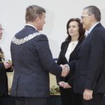 20.12.2021. Kielce. Wręczenie Odznaki Honorowej Województwa Świętokrzyskiego. Na zdjęciu (od lewej): Marek Bogusławski - wicemarszałek województwa świętokrzyskiego, Andrzej Pruś - przewodniczący Sejmiku Województwa Świętokrzyskiego, Emilia Jaworska - zastępca dyrektora ds. Planów i Finansów Szpitala Specjalistycznego w Czerwonej Górze, Youssefa Sleiman - dyrektor Wojewódzkiego Szpitala Specjalistycznego w Czerwonej Górze / Wiktor Taszłow / Radio Kielce