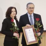 20.12.2021. Kielce. Wręczenie Odznaki Honorowej Województwa Świętokrzyskiego. Na zdjęciu (od lewej): Emilia Jaworska - zastępca dyrektora ds. Planów i Finansów Szpitala Specjalistycznego w Czerwonej Górze, Youssefa Sleiman - dyrektor Wojewódzkiego Szpitala Specjalistycznego w Czerwonej Górze / Wiktor Taszłow / Radio Kielce