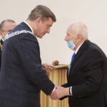 20.12.2021. Kielce. Wręczenie Odznaki Honorowej Województwa Świętokrzyskiego. Na zdjęciu (od lewej): Andrzej Pruś - przewodniczący Sejmiku Województwa Świętokrzyskiego, Kazimierz Dziekoński / Wiktor Taszłow / Radio Kielce