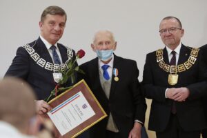 20.12.2021. Kielce. Wręczenie Odznaki Honorowej Województwa Świętokrzyskiego. Na zdjęciu (od lewej): Andrzej Pruś - przewodniczący Sejmiku Województwa Świętokrzyskiego, Kazimierz Dziekoński, Marek Bogusławski - wicemarszałek województwa świętokrzyskiego / Wiktor Taszłow / Radio Kielce