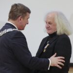 20.12.2021. Kielce. Wręczenie Odznaki Honorowej Województwa Świętokrzyskiego. Na zdjęciu (od lewej): Andrzej Pruś - przewodniczący Sejmiku Województwa Świętokrzyskiego, Cezary Łutowicz / Wiktor Taszłow / Radio Kielce